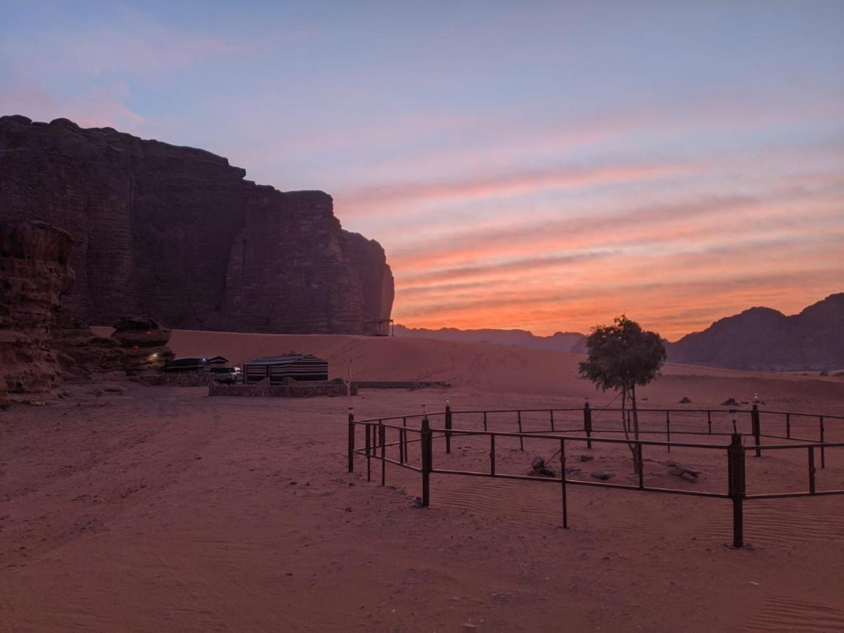 Sunrise Camp Hotel Wadi Rum Buitenkant foto