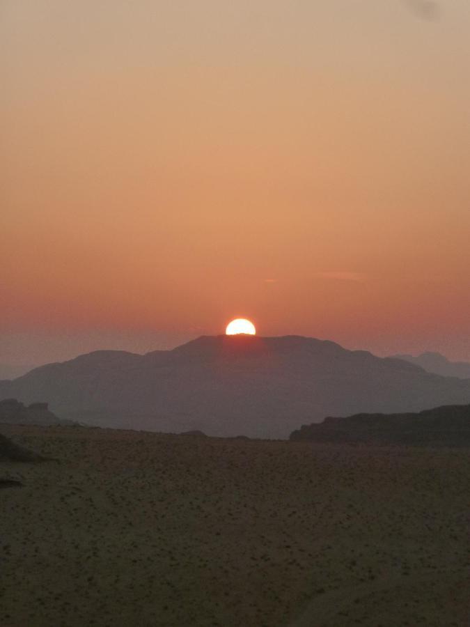 Sunrise Camp Hotel Wadi Rum Buitenkant foto